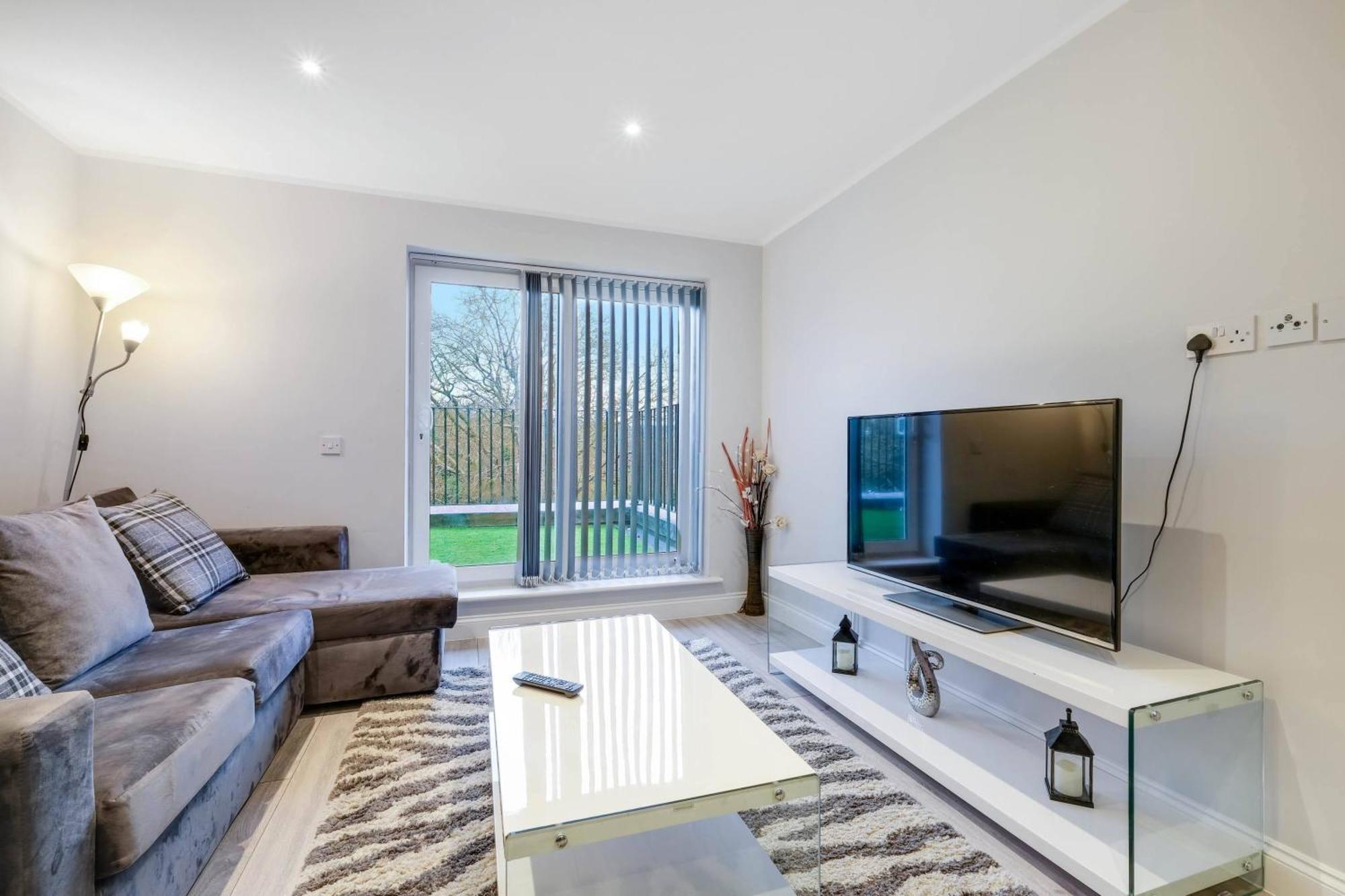 2 Bedroom Penthouse With Parking High Wycombe By 360Stays Exterior photo