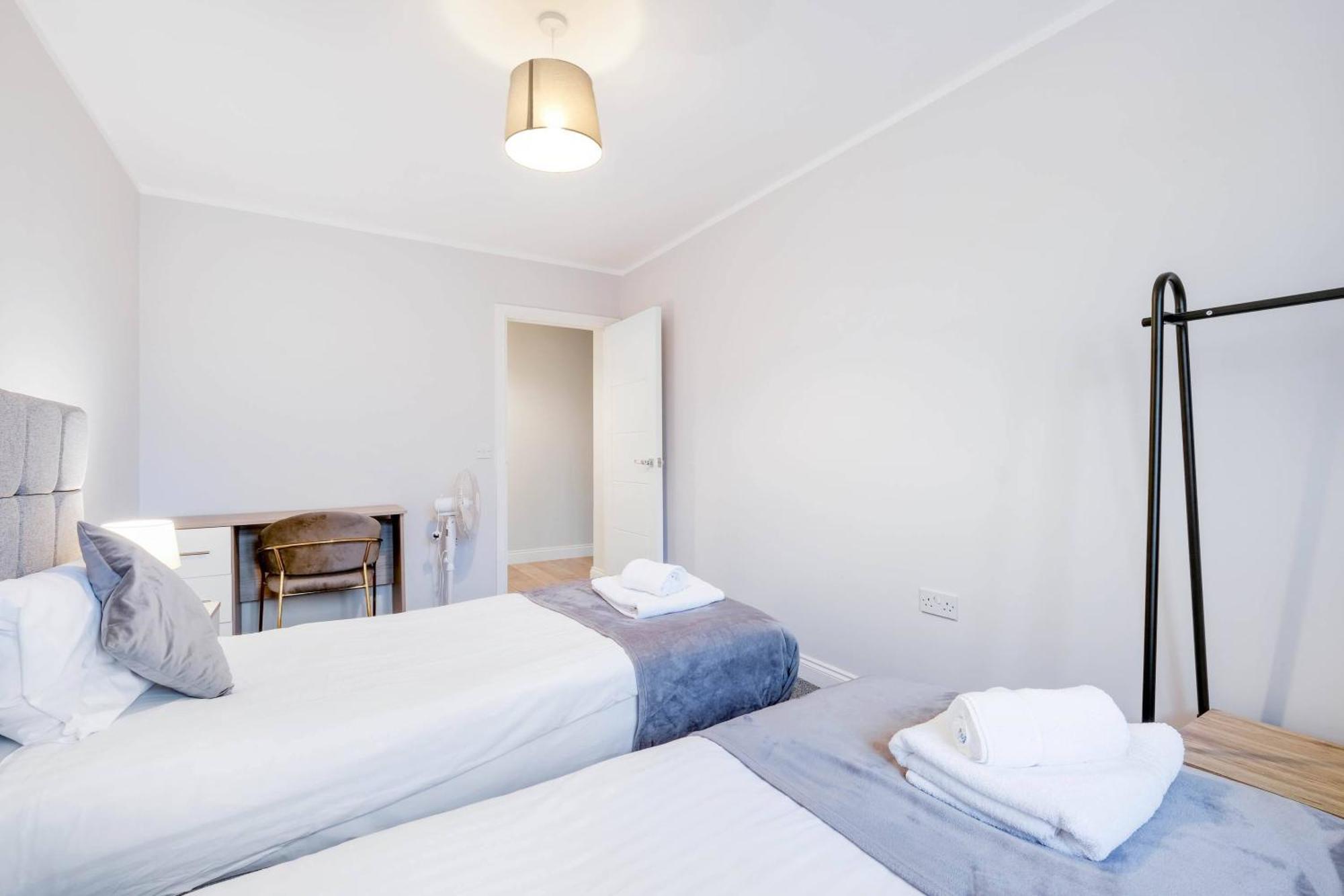2 Bedroom Penthouse With Parking High Wycombe By 360Stays Exterior photo