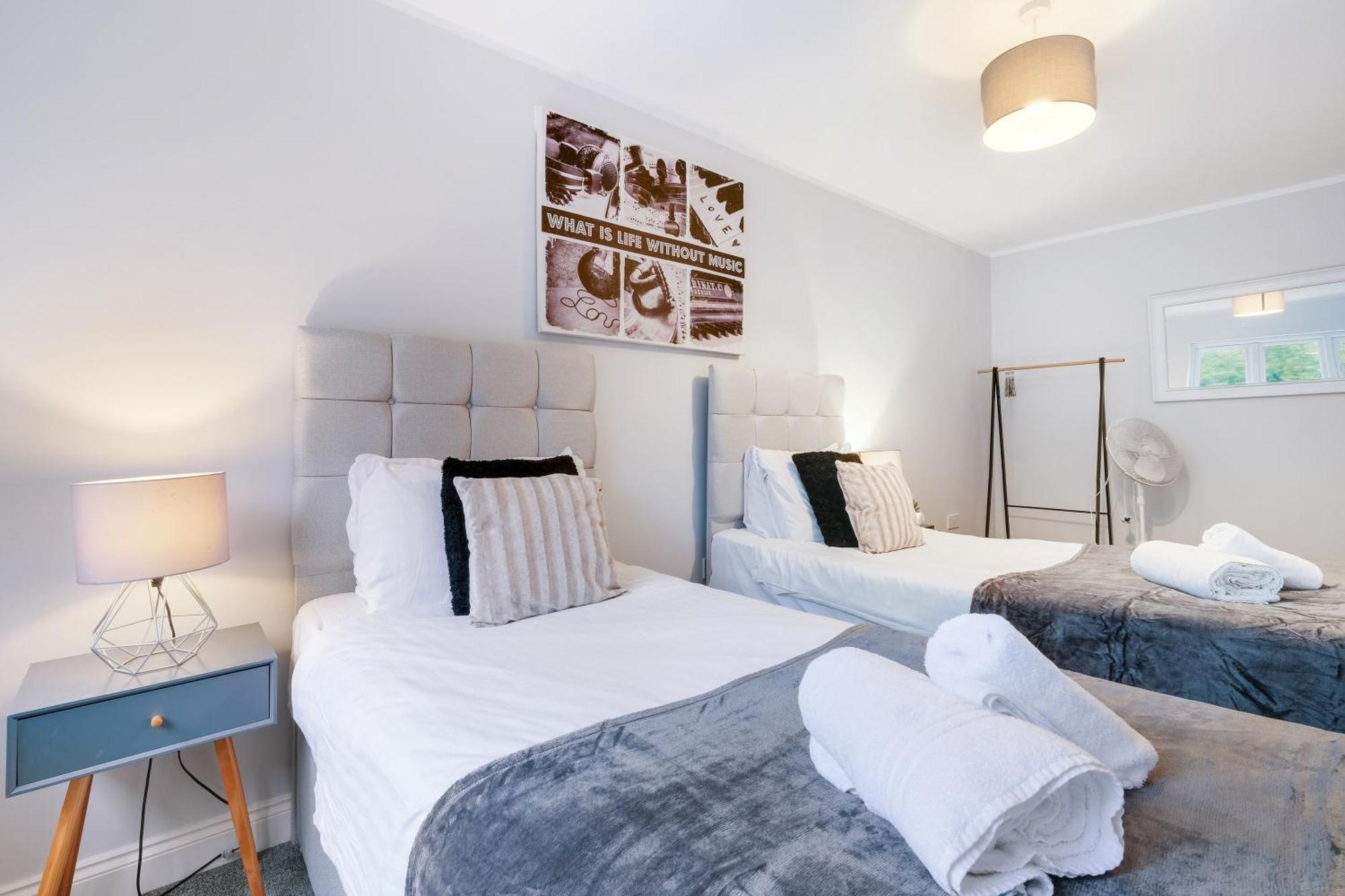 2 Bedroom Penthouse With Parking High Wycombe By 360Stays Exterior photo