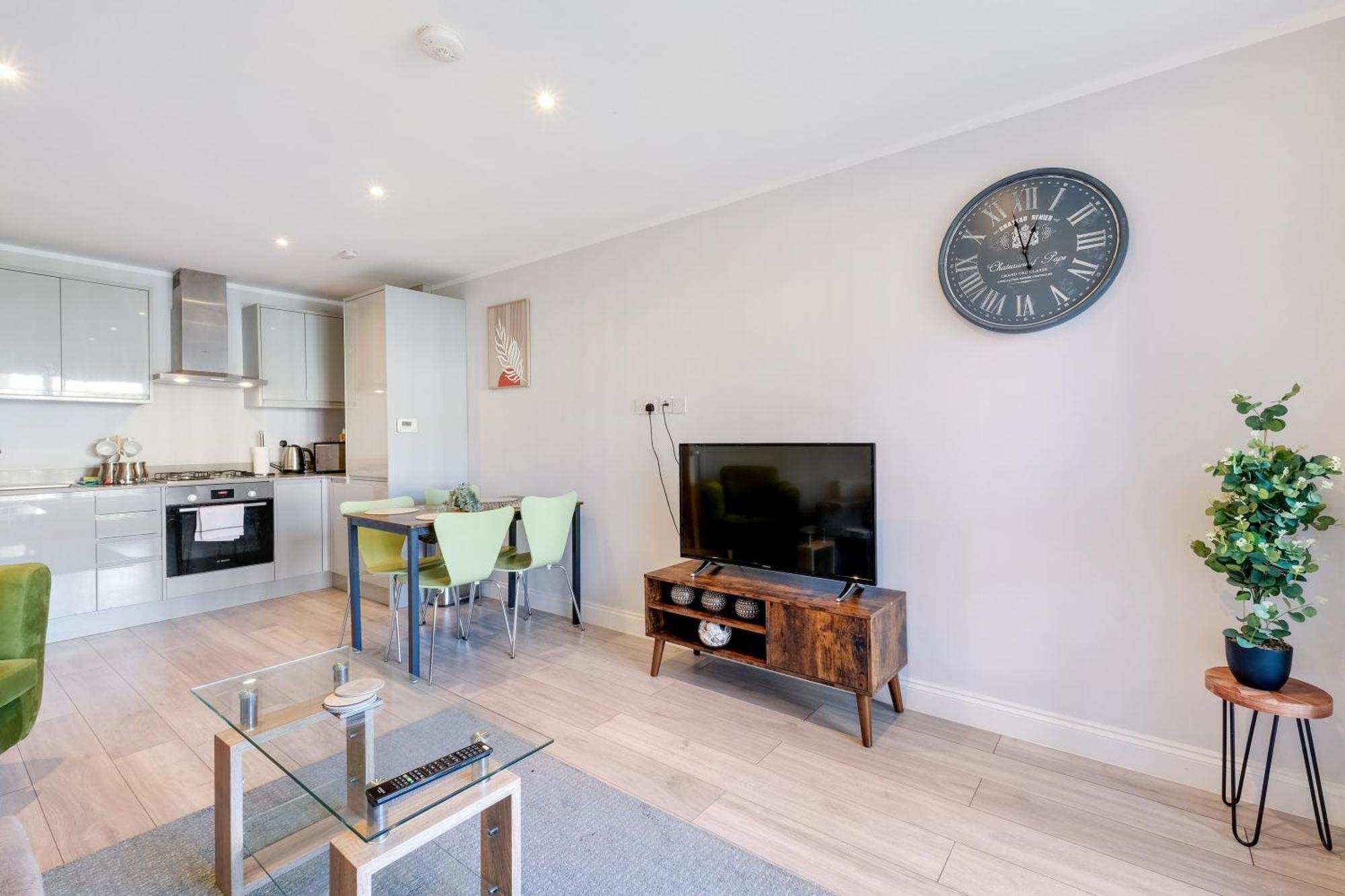 2 Bedroom Penthouse With Parking High Wycombe By 360Stays Exterior photo
