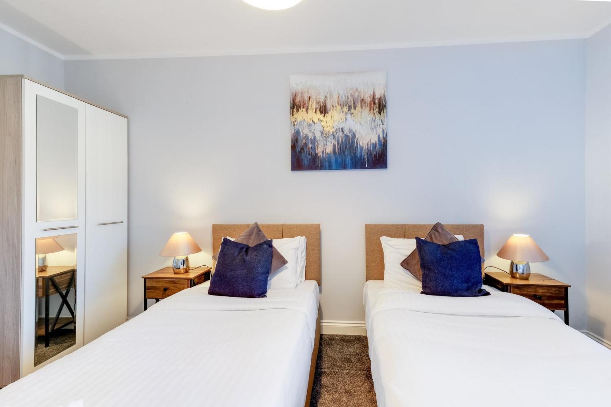 2 Bedroom Penthouse With Parking High Wycombe By 360Stays Exterior photo